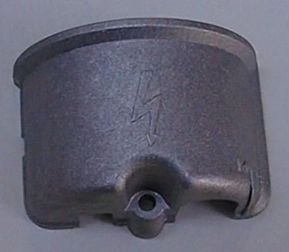 Brötje Deckel in Metalloptik mit runder Form und einer Öffnung auf der Unterseite; keine weiteren Details zur Größe oder spezifischen Verwendung erkennbar.