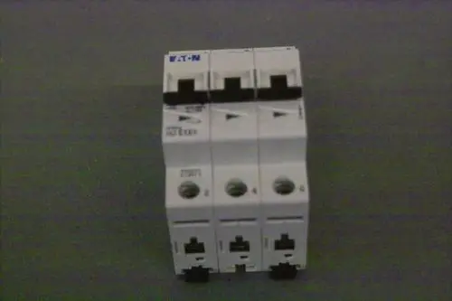 Drei-poliger Sicherungsautomat von Brötje in einer weißen Bauweise, geeignet für den Einsatz im elektrischen Installationsbereich.