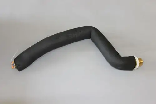 Schwarzer gebogener Schlauch mit zwei Anschlüssen, einer mit Gewinde, geeignet für Heizungsrücklauf, hergestellt von Brötje.