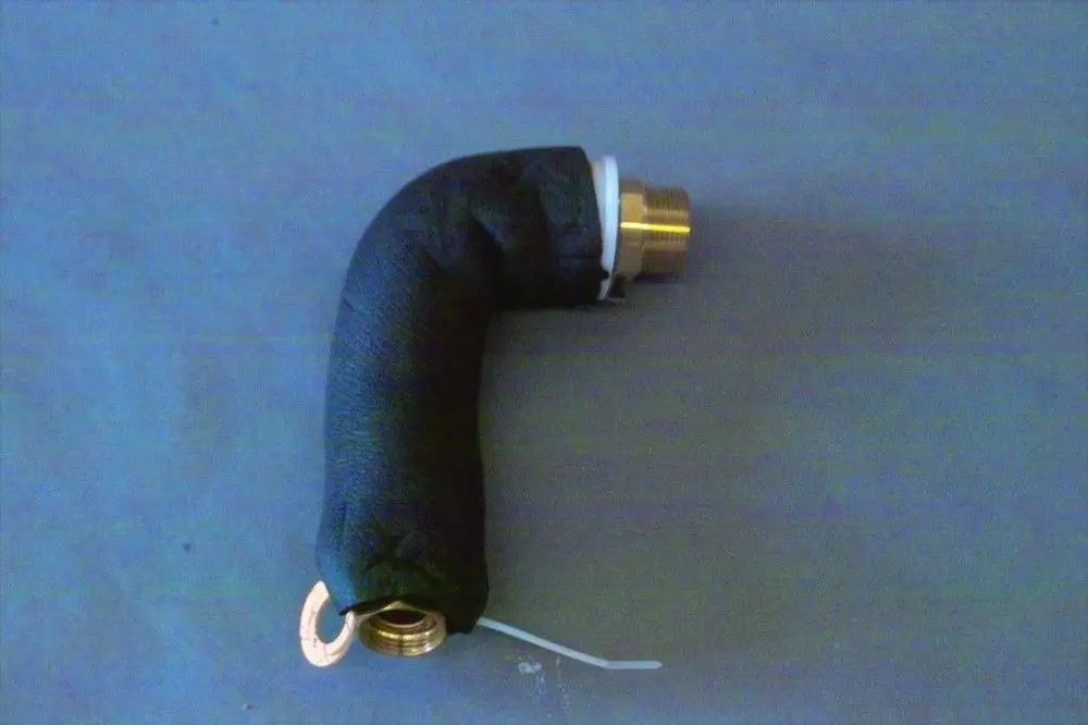 Schlauch mit einem gebogenen Ende und Messinganschluss, ummantelt mit schwarzem Material. Teil eines Heizsystems der Marke Brötje, vermutlich für Vorlaufleitungen.