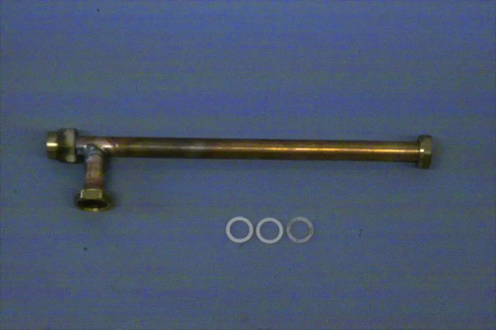 Rücklaufrohr in Kupfer mit einem seitlichen Anschluss und zwei Enden, dazu drei Dichtungsringe. Verwendung in Heizsystemen, möglicherweise von Brötje.