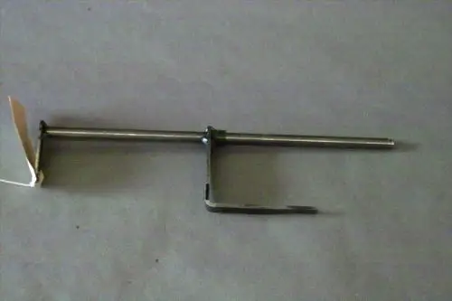 Gestänge aus Metall für eine Brennerklappe, mit einer Halterung und einem beweglichen Arm. Von der Marke Brötje, geeignet für Heizgeräte.