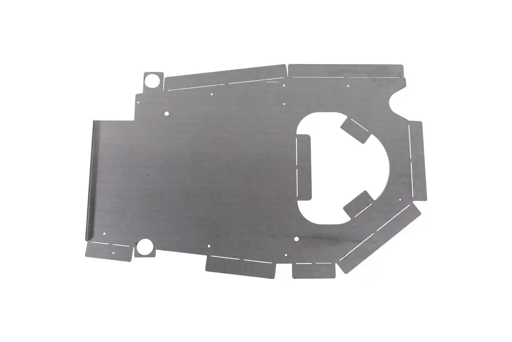Metallisches Bauteil von Brötje mit ausgeschnittenen Konturen und Löchern, möglicherweise für eine Isolierung oder Montageanwendung in einer Heizungsanlage.