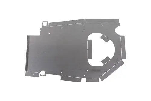 Metallisches Bauteil von Brötje mit ausgeschnittenen Konturen und Löchern, möglicherweise für eine Isolierung oder Montageanwendung in einer Heizungsanlage.