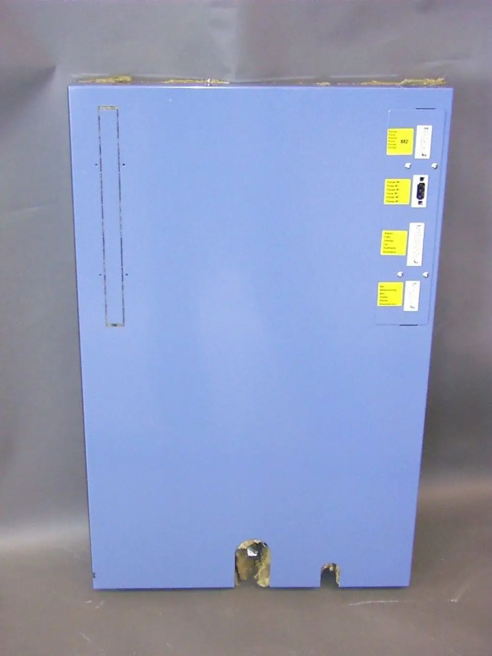 Brötje Rückwand für Heizgeräte, in blauer Farbe, mit mehreren Bedienelementen und Anschlussöffnungen, präsentiert vor grauem Hintergrund.
