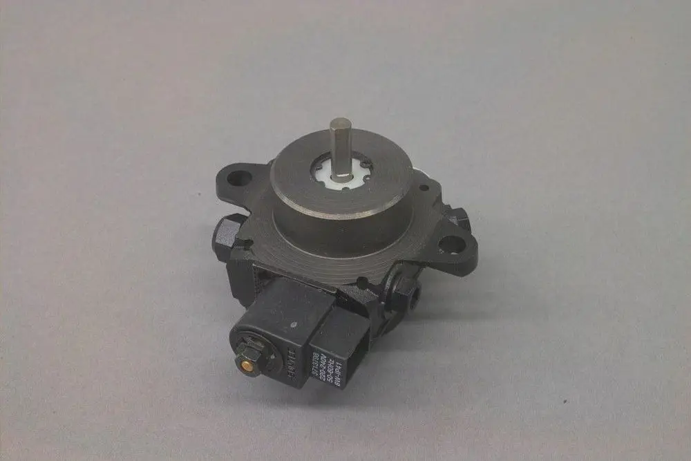 Ölpumpe von Brötje mit einem runden Gehäuse und einem zentralen Antriebsstift. Rechts befindet sich ein elektrischer Anschluss.