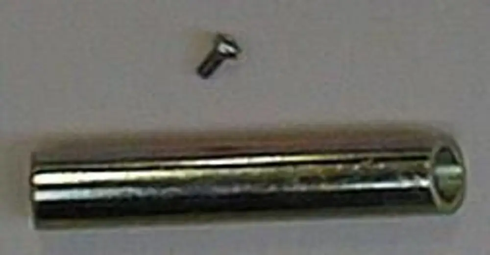 Metallrohr von Brötje, zylindrisch und glänzend, zusammen mit einer kleinen Schraube, auf hellem Hintergrund platziert.