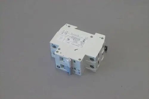 Weißer Sicherungsautomat von Brötje mit mehreren Anschlüssen, unauffälligem Design und Aufdruck der technischen Daten auf der Oberseite.