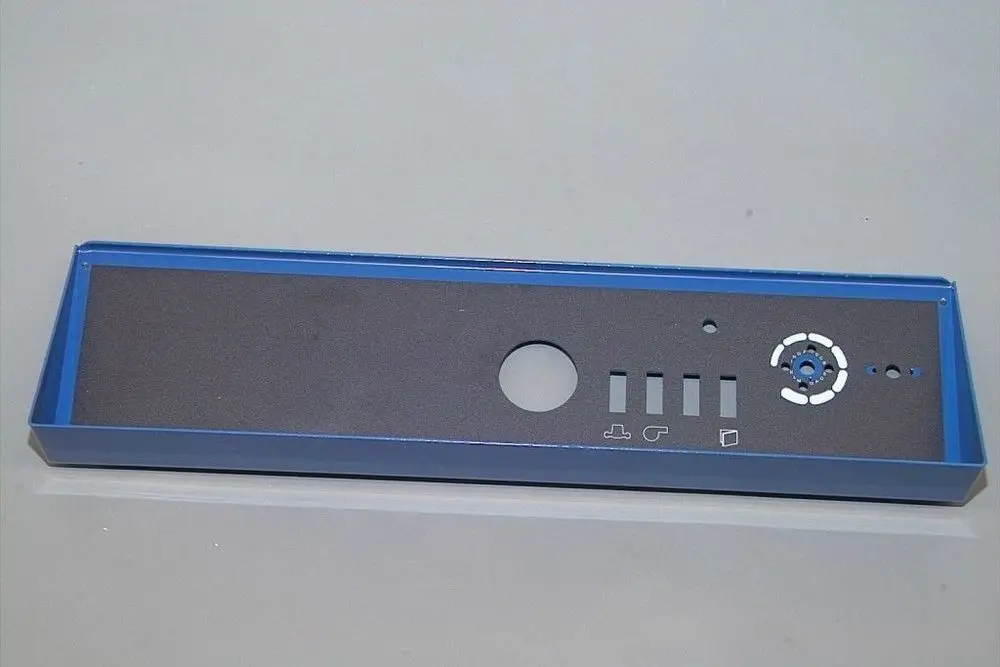 Blaues Schaltfeld mit grauer Oberfläche, verschiedenen Öffnungen und Symbolen, geeignet für Brötje-Produkte. Schlichtes Design ohne zusätzliche Beschriftungen oder spezifische Maße.