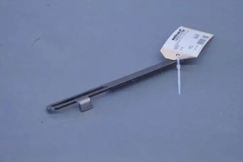Brötje Lagerblech, flaches Metallteil mit einer länglichen Form und einem seitlichen Haken, auf grauem Hintergrund, mit Preisschild und Befestigungsring.