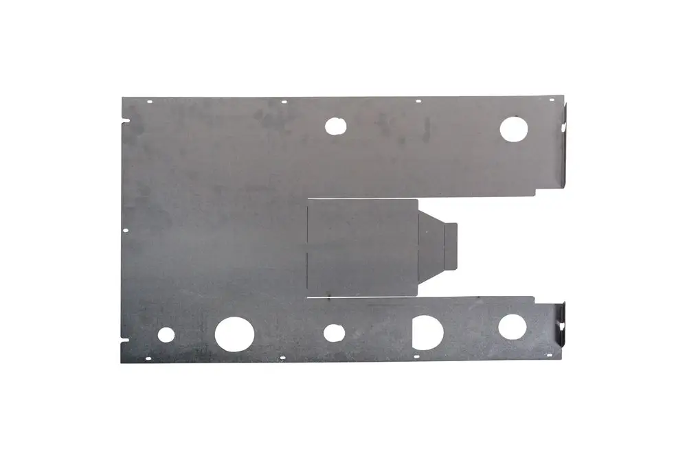 Metallene Rückwand mit verschiedenen Ausschnitten und Löchern, vermutlich für die Montage. Teil eines Brötje-Produkts zur Abdeckung oder Verkleidung.