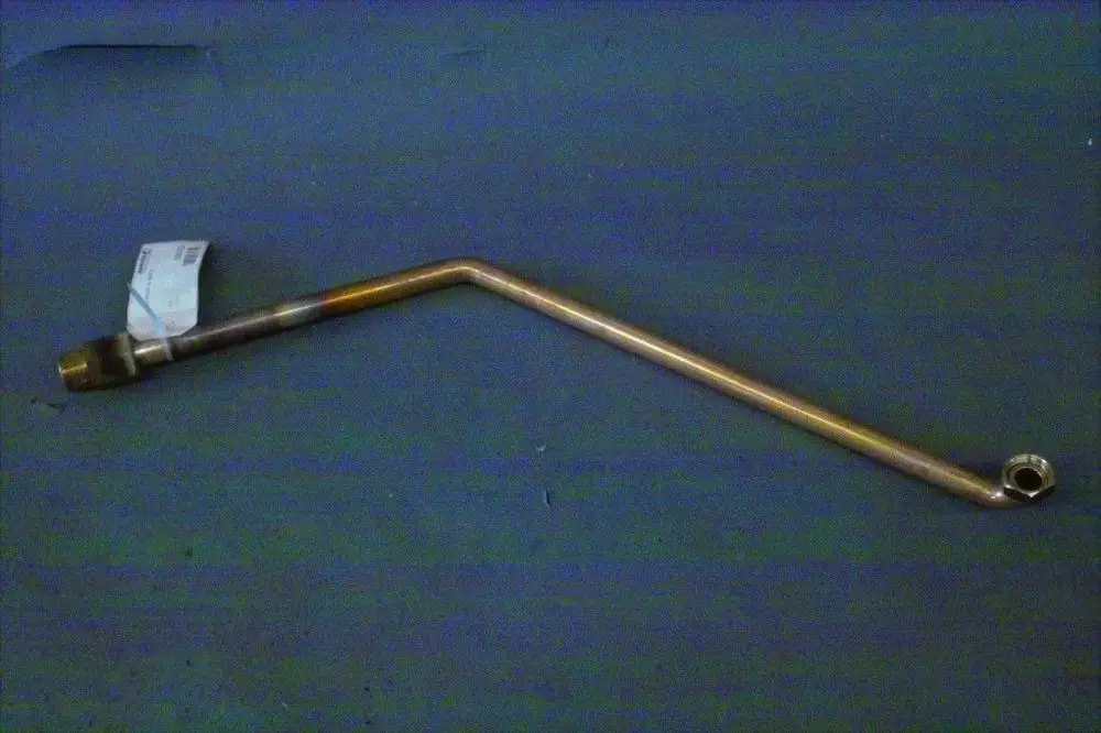 Brötje Kaltwasserrohr in metallischer Ausführung, gebogen mit einer Anschlussmutter an einem Ende und einem offenen Ende auf der anderen Seite, auf grauem Untergrund.