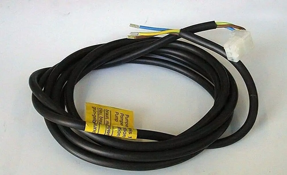 Schwarzes Kabel mit mehreren Drähten, an einem Ende mit Stecker. Hinweis auf Brötje HK-Pumpe sichtbar. Leitung gewickelt und zu einem geschlossenen Zustand gebracht.
