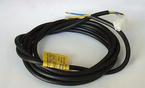 Schwarzes Kabel mit mehreren Drähten, an einem Ende mit Stecker. Hinweis auf Brötje HK-Pumpe sichtbar. Leitung gewickelt und zu einem geschlossenen Zustand gebracht.