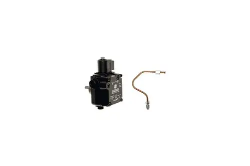 Brötje-Ölpumpe mit Anschlussrohr, schwarze Pumpe mit elektrischer Steuerung und Metallventil, abgebildet auf neutralem Hintergrund.