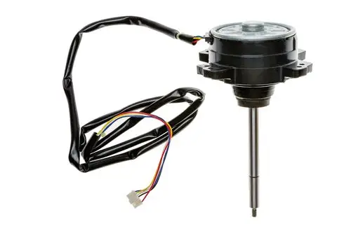 Brötje Gebläsemotor mit einem schwarzen Gehäuse und mehreren Drähten, die aus einem Anschluss hervorgehen. Der Motor hat einen zylindrischen Stift in der Mitte.