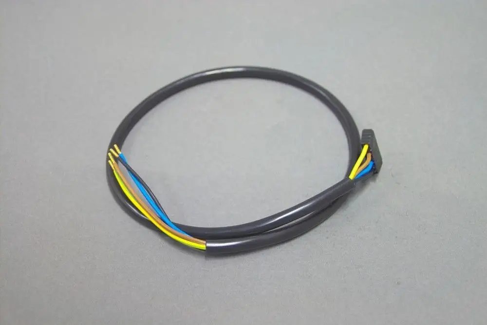 Schwarzes Kabel mit mehreren farbigen Drähten (schwarz, blau, gelb) und einem Anschlussstecker, hergestellt von Brötje, möglicherweise für die Steuerung von Heizsystemen.