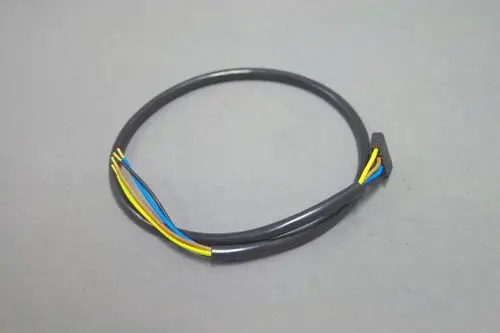 Schwarzes Kabel mit mehreren farbigen Drähten (schwarz, blau, gelb) und einem Anschlussstecker, hergestellt von Brötje, möglicherweise für die Steuerung von Heizsystemen.
