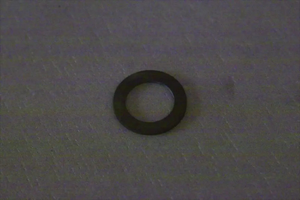Schwarze Dichtungsscheibe von Brötje, mit rundem inneren und äußeren Durchmesser, auf hellem Untergrund abgebildet.