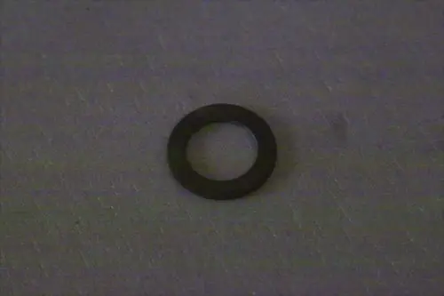 Schwarze Dichtungsscheibe von Brötje, mit rundem inneren und äußeren Durchmesser, auf hellem Untergrund abgebildet.