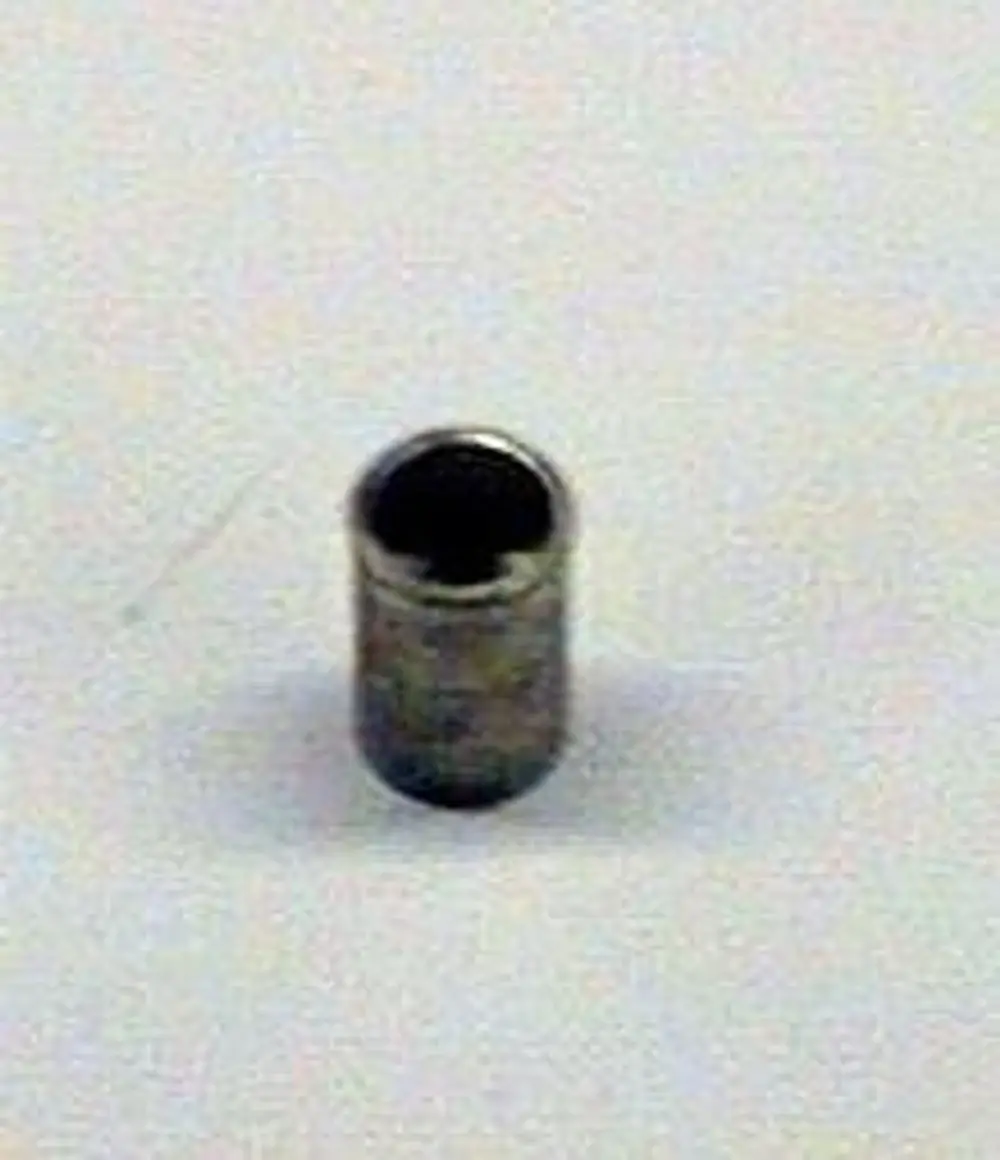 Edelstahlzylinder mit gerader Form und einer Öffnung an einem Ende, vor hellem Hintergrund. Produkt könnte in der Sanitärtechnik eingesetzt werden, wie z.B. von Brötje.