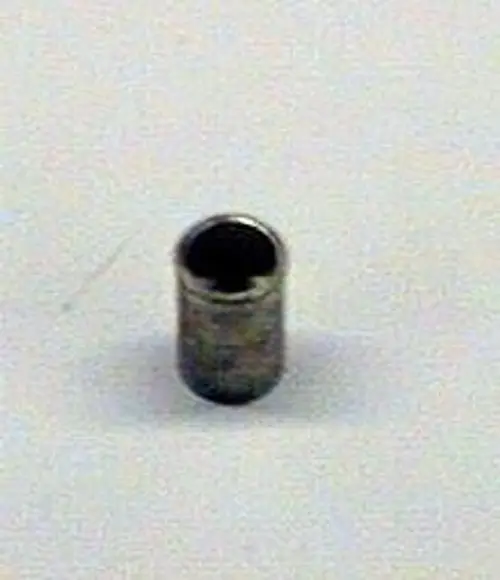 Edelstahlzylinder mit gerader Form und einer Öffnung an einem Ende, vor hellem Hintergrund. Produkt könnte in der Sanitärtechnik eingesetzt werden, wie z.B. von Brötje.