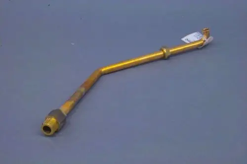 Brötje Warmwasserrohr in gebogener Form mit einem Anschlussgewinde und einer Kennzeichnung am Rohr. Die Oberfläche ist metallisch und zeigt verschiedene Farbnuancen.