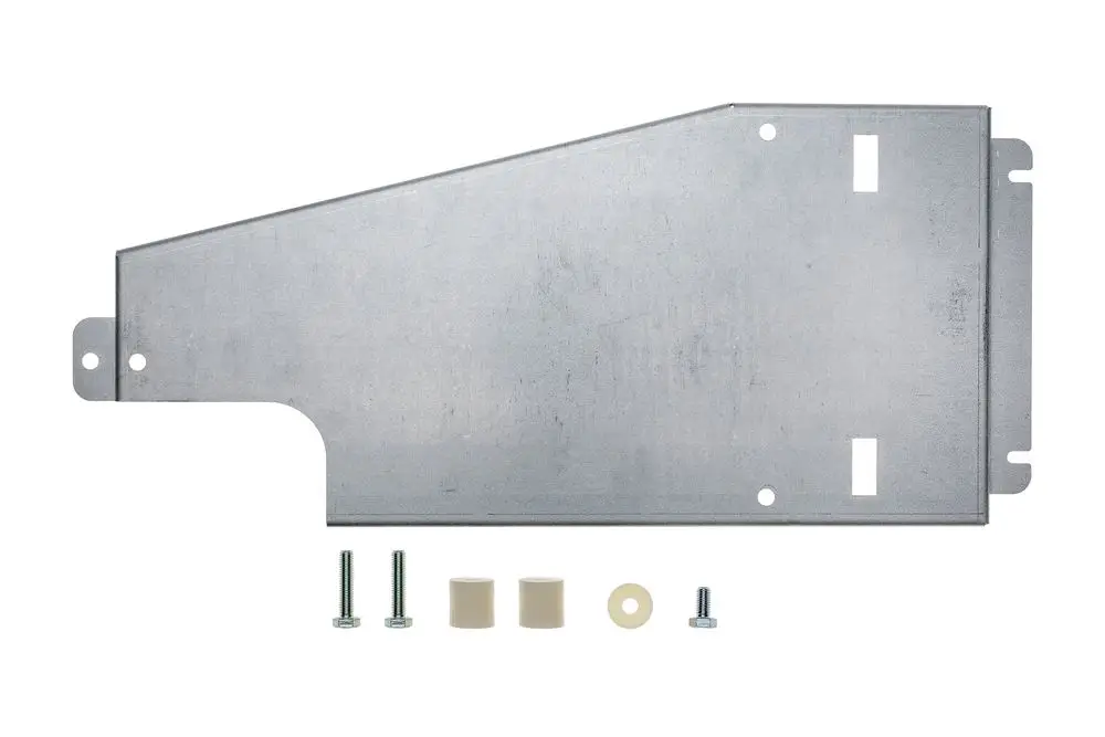 Befestigungsplatte von Brötje aus Metall mit verschiedenen Schrauben und Abstandhaltern. Die Platte hat eine spezielle Form und mehrere Aussparungen.