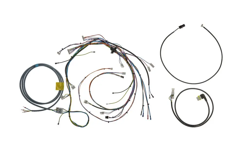 Kabelbaum von Brötje mit verschiedenen Leitungen und Steckverbindern, einschließlich mehrfarbiger Kabel für elektrische Verbindungen.