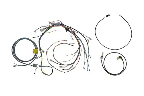 Kabelbaum von Brötje mit verschiedenen Leitungen und Steckverbindern, einschließlich mehrfarbiger Kabel für elektrische Verbindungen.