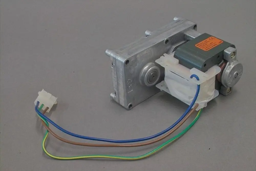 Brötje Reinigungsmotor mit zwei Anschlüssen und mehreren farbigen Drähten, montiert auf einem metallischen Gehäuse.