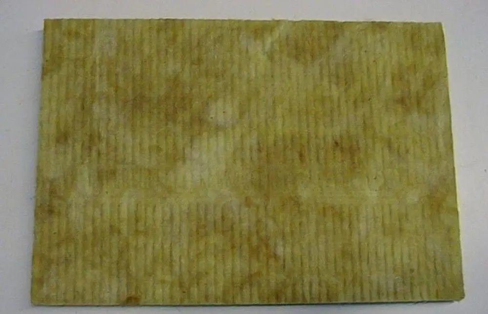 Dämmplatte von Brötje in rechteckiger Form mit gerillter Oberfläche, bräunlicher bis gelblicher Farbe, auf weißem Hintergrund.