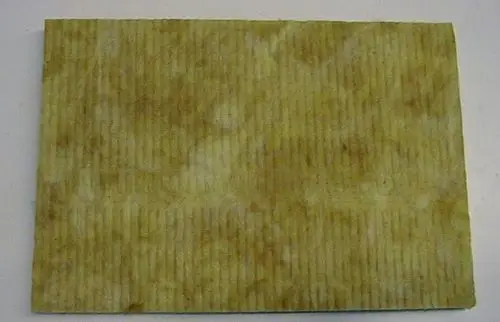 Dämmplatte von Brötje in rechteckiger Form mit gerillter Oberfläche, bräunlicher bis gelblicher Farbe, auf weißem Hintergrund.