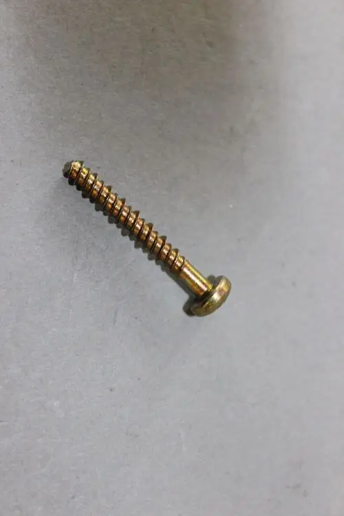 Brötje Linsenkopf-Schraube mit Kreuzschlitz, aus Metall, auf grauem Hintergrund. Die Schraube ist senkrecht auf dem Bild positioniert.