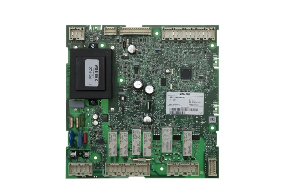 Grüne Leiterplatte mit verschiedenen elektronischen Bauteilen, darunter Relais, Kondensatoren und ein Microchip, hergestellt von Brötje.