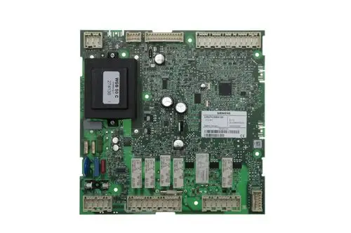 Grüne Leiterplatte mit verschiedenen elektronischen Bauteilen, darunter Relais, Kondensatoren und ein Microchip, hergestellt von Brötje.