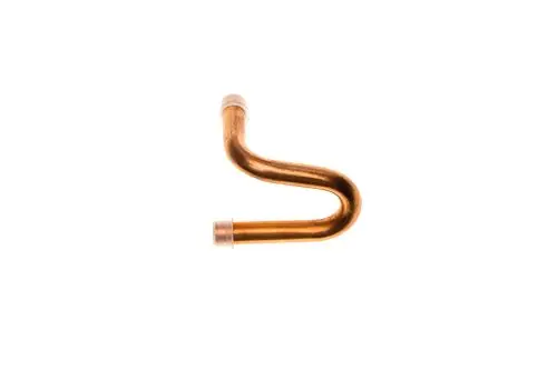 Kupferrohr mit gebogener Form, vermutlich Teil eines Heizsystems von Brötje, mit glattem Finish und zwei Anschlüssen an den Enden.