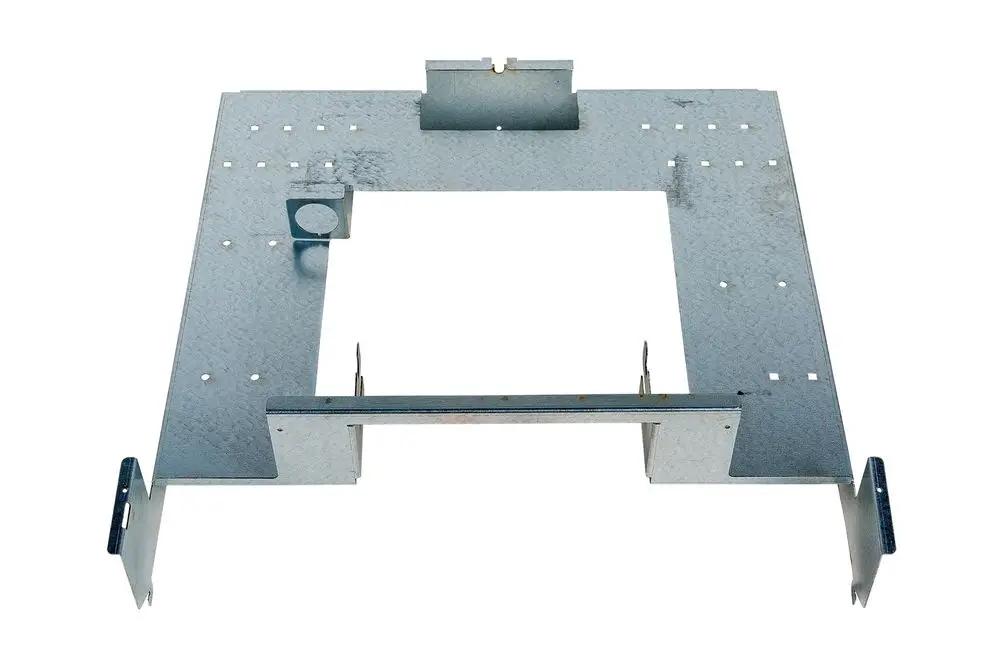 Brötje Halter aus Stahlblech, rechteckige Form mit Öffnungen und Kanten, dient zur Installation eines Druckausdehnungsgefäßes.