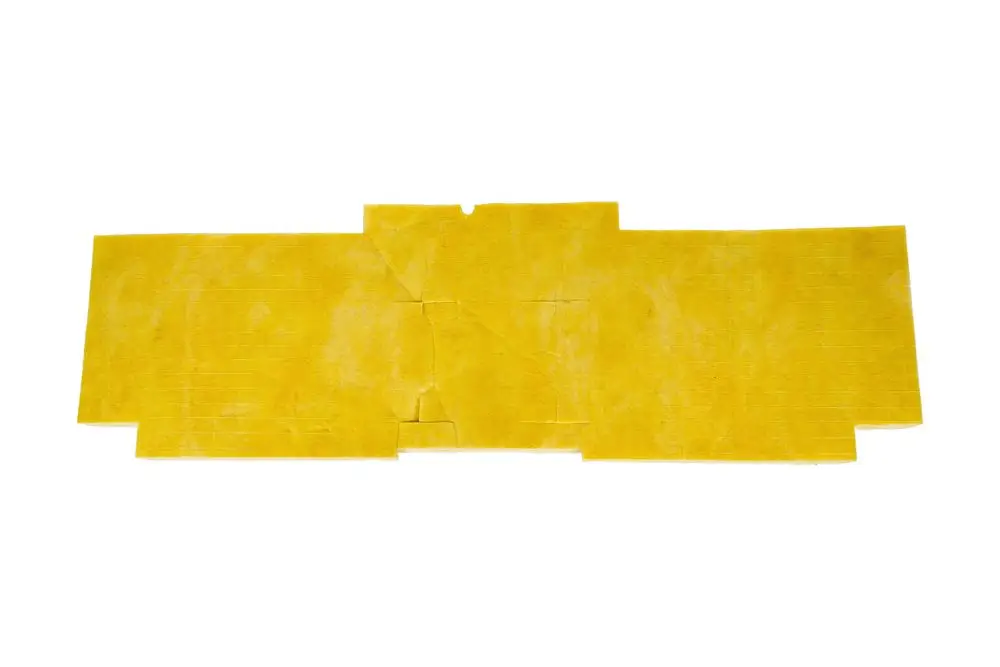 Gelbe isolierte Fläche aus dünnem Material, möglicherweise für eine Heizungsanwendung von Brötje, deutlich in mehreren Abschnitten gefaltet.