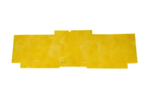 Gelbe isolierte Fläche aus dünnem Material, möglicherweise für eine Heizungsanwendung von Brötje, deutlich in mehreren Abschnitten gefaltet.