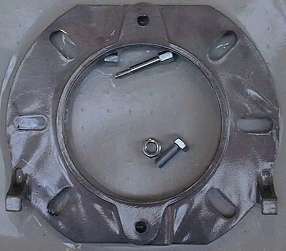 Brötje Kesselflansch aus Metall mit kreisförmiger Öffnung, seitlichen Halterungen und Schrauben für die Montage.