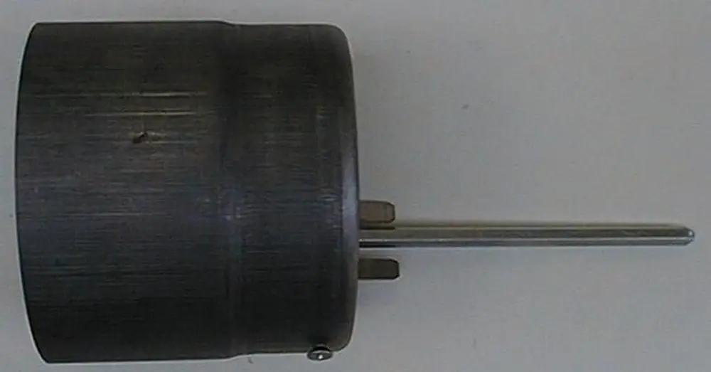 Brötje Flammenrohr mit zylindrischer Form, einer seitlichen Halterung und einem länglichen Metallstift. Das Produkt ist einfach und funktional gestaltet.