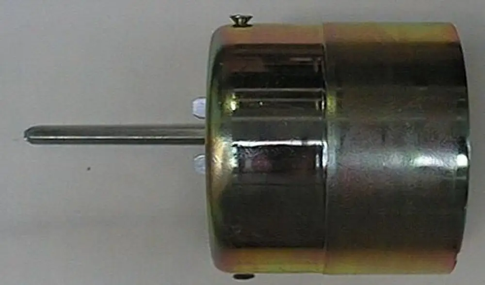 Brötje-Produkt in zylindrischer Form, metallisch glänzend, mit einem mittigen Stift und zwei seitlichen Anschlüssen. Hintergrund einfarbig.