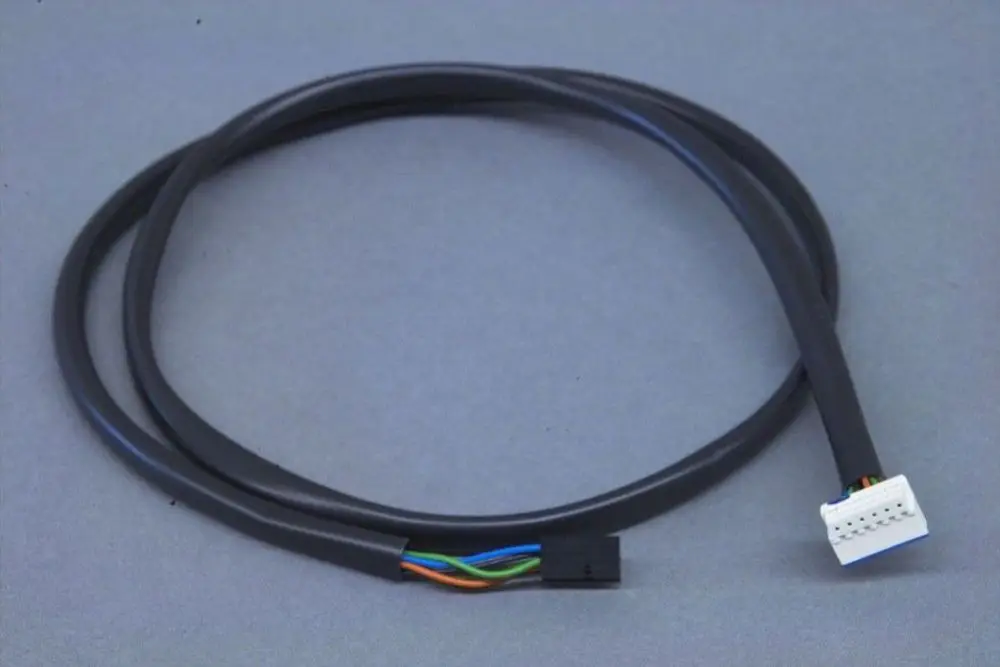 Schwarzes Kabel mit mehreren farbigen Drähten und einem weißen Stecker an einem Ende, möglicherweise für ein Brötje Gasventil verwendet.