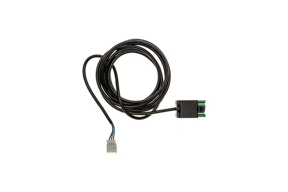 Brötje Anschlussleitung mit schwarzem Kabel und zwei Steckverbindern, die für elektrische Verbindungen in Heizungsanlagen verwendet werden.