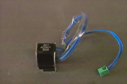 Brötje Magnetventilspule mit zwei blauen Anschlusskabeln und grünem Stecker. Der Körper ist schwarz mit der Aufschrift „J503 AC240V 9228“.