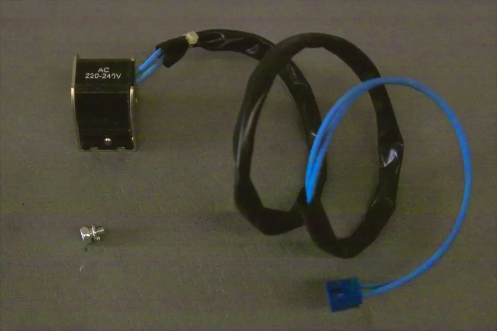 Brötje Magnetventil-Spule mit schwarz isoliertem Kabel, einem blauen Draht und einer Montagehalterung für elektrische Anwendungen. Enthalten ist eine Schraube.
