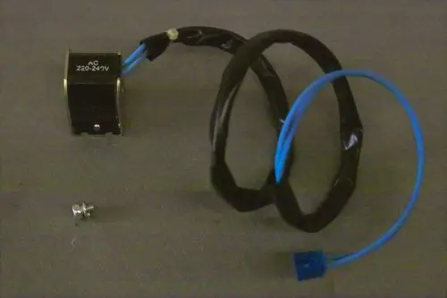 Brötje Magnetventil-Spule mit schwarz isoliertem Kabel, einem blauen Draht und einer Montagehalterung für elektrische Anwendungen. Enthalten ist eine Schraube.
