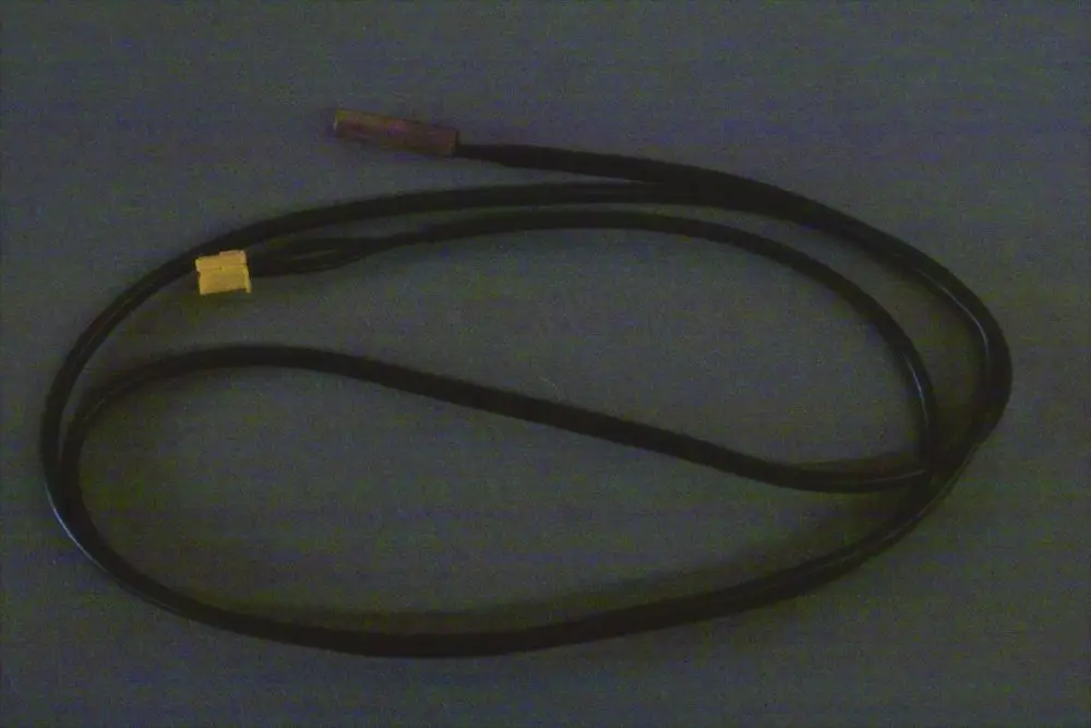 Schwarzes Kabel mit zwei Anschlüssen, eines davon in gelb, auf grauem Hintergrund. Es handelt sich um ein Brötje-Produkt zur Temperaturmessung oder -regelung.