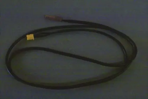 Schwarzes Kabel mit zwei Anschlüssen, eines davon in gelb, auf grauem Hintergrund. Es handelt sich um ein Brötje-Produkt zur Temperaturmessung oder -regelung.